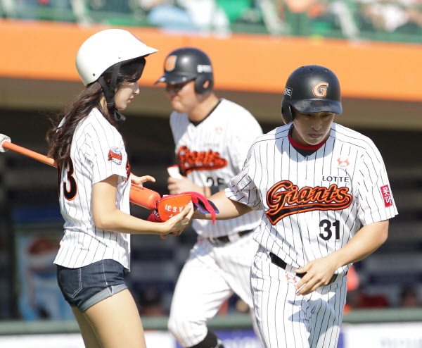 손아섭선수의 밀어내기 추가득점 장면